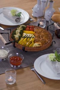 De met vlees en groente gevulde steen wordt op authentieke Bulgaarse wijze, in een keer in de oven op 180 graden en in 25-30 minuten gegaard.