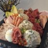 Schaal met rundvleessalade en vleeswaren / Brunchschaal 4 personen