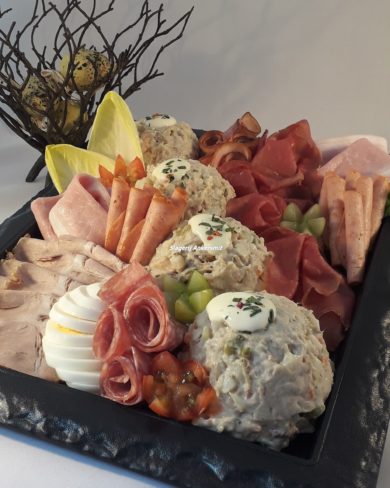 Schaal met rundvleessalade en vleeswaren / Brunchschaal 4 personen